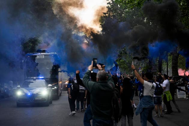 FC Internazionale v Parma Calcio - Serie A Fans of FC Internazionale welcome their team s bus carrying the players at stadio Giuseppe Meazza (also known as San Siro) prior to the Serie A football match between FC Internazionale and Parma Calcio. Milan Italy Copyright: xNicolòxCampox
