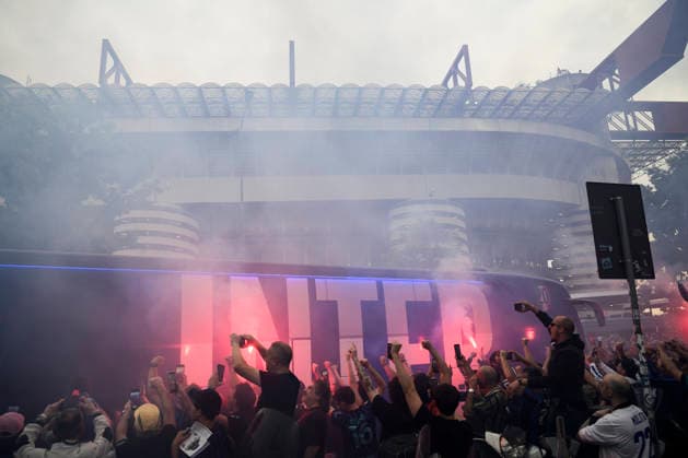 FC Internazionale v Parma Calcio - Serie A Fans of FC Internazionale welcome their team s bus carrying the players at stadio Giuseppe Meazza (also known as San Siro) prior to the Serie A football match between FC Internazionale and Parma Calcio. Milan Italy Copyright: xNicolòxCampox