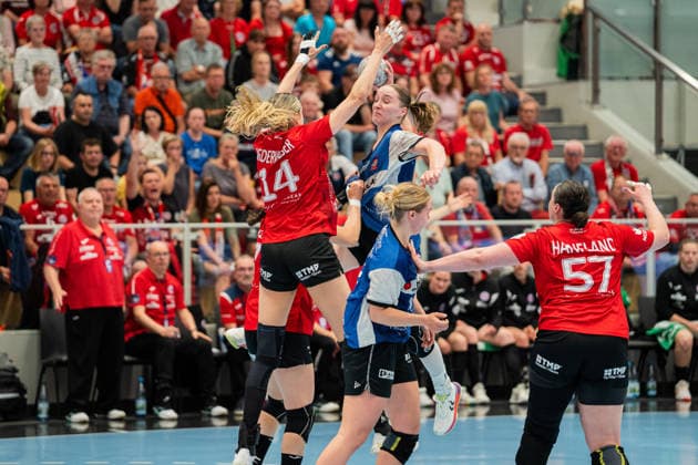 HSG Blomberg Lippe GER vs Thueringer HC GER , Handball, 1 Handball Bundesliga Women, Semifinal, Match 2, 3 5 2026, Season 2025 2026, Bad Langensalza Anika Niederwieser Thueringer HC, 14 blocks the goal throw of Nieke Kuehne HSG Blomberg Lippe, 09 Bad Langensalza Salza Halle Germany