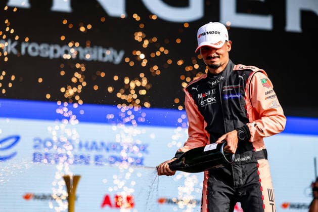 Pascal Wehrlein (Porsche Formula E Team, 94) Champagner auf dem Podium nach dem Rennen, ABB FIA Formula E World Championship, WM, Weltmeisterschaft Hankook Berlin e-Prix 2026, Flughafen Berlin Tempelhof, Tempelhofer Feld, Saison 12 2025 26, Runde 8, 03.05.2026, ABB FIA Formula E World Championship, Hankook Berlin e-Prix 2026, Tempelhofer Feld, Flughafen Tempelhof, Saison 12 2025 26, Runde 8, 03.05.2026 Berlin *** Pascal Wehrlein Porsche Formula E Team, 94 Champagne on the podium after the race, ABB FIA Formula E World Championship, Hankook Berlin e Prix 2026, Berlin Tempelhof Airport, Tempelhof Field, Season 12 2025 26, Round 8, 03 05 2026, ABB FIA Formula E World Championship, Hankook Berlin e Prix 2026, Tempelhof Field, Tempelhof Airport, Season 12 2025 26, Round 8, 03 05 2026 Berlin Copyright: xEibner-Pressefoto LauraxRoemerx EP_LRR