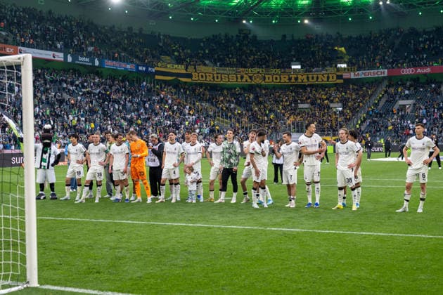 Die Borussen stellen sich ihren Fans und feiern den Sieg. Borussia Moenchengladbach vs. Borussia Dortmund, Fussball, 1. Bundesliga, 32. Spieltag, Saison 2025 2026, 03.05.2026 DFL DFB Regulations prohibit any use of Photographs as image sequences and or Quasivideo Borussia Moenchengladbach vs. Borussia Dortmund, Fussball, 1. Bundesliga, 32. Spieltag, Saison 2025 2026, 03.05.2026 Moenchengladbach *** The Borussians face their fans and celebrate the victory Borussia Moenchengladbach vs Borussia Dortmund, Football, 1 Bundesliga, 32 Matchday, Season 2025 2026, 03 05 2026 DFL DFB Regulations prohibit any use of Photographs as image sequences and or Quasivideo Borussia Moenchengladbach vs Borussia Dortmund, Football, 1 Bundesliga, 32 Matchday, Season 2025 2026, 03 05 2026 Moenchengladbach Copyright: xEibner-Pressefoto ThomasxHaeslerx EP_THR