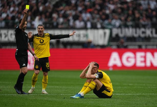 Nico Schlotterbeck (Borussia Dortmund) erhalt eine gelbe Karte waehrend des spiels der 1.Bundesliga zwischen Borussia Mönchengladbach gegen Borussia Dortmund, Borussia-Park, Mönchengladbach, Germany am 03. May 2026. (Foto von Thor Wegner DeFodi Images) +++ Nico Schlotterbeck (Borussia Dortmund) receives a yellow card during Borussia Mönchengladbach and Borussia Dortmund,1.Bundesliga, at Borussia-Park, Mönchengladbach, Germany on May 3, 2026. Thor Wegner DeFodi Images . (Photo by DeFodi Images) - *** Nico Schlotterbeck Borussia Dortmund receives a yellow card during the 1 Bundesliga match between Borussia Mönchengladbach and Borussia Dortmund, Borussia Park, Mönchengladbach, Germany on 03 May 2026 Photo by Thor Wegner DeFodi Images Nico Schlotterbeck Borussia Dortmund receives a yellow card during Borussia Mönchengladbach and Borussia Dortmund,1 Bundesliga, at Borussia Park, Mönchengladbach, Germany on May 3, 2026 Thor Wegner DeFodi Images Photo by DeFodi Images