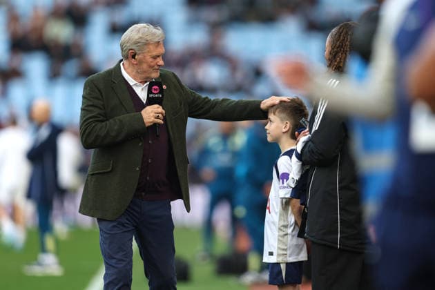 Aston Villa gegen Tottenham 3. Mai 2026, Aston Premier League Fußball Aston Villa gegen Tottenham Hotspur Sport TV-Experte Glenn Hoddle begrüßt einen jungen Tottenham-Anhänger Foto Charlotte Wilson Abseits Aston UK  Copyright: xCharlottexWilsonx xOffsidexOffside