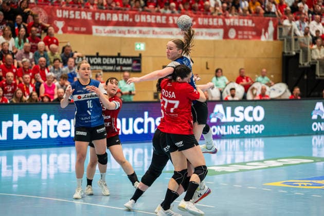 HSG Blomberg Lippe GER vs Thueringer HC GER , Handball, 1 Handball Bundesliga Women, Semifinal, Game 2, 3 5 2026, Season 2025 2026, Bad Langensalza Nieke Kuehne HSG Blomberg Lippe, 09 in goal throw against Kelly de Abreu Rosa Thueringer HC, 77 Bad Langensalza Salza Halle Germany