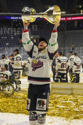 03.05.2026, xhettx, Eishockey Penny DEL Finale 2026, Adler Mannheim - Eisbären Berlin v.l. Smith Adam (Eisbären Berlin, 4) mit dem Pokal (DFL DFB REGULATIONS PROHIBIT ANY USE OF PHOTOGRAPHS as IMAGE SEQUENCES and or QUASI-VIDEO) *** 03 05 2026, xhettx, Ice Hockey Penny DEL Final 2026, Adler Mannheim Eisbären Berlin v l Smith Adam Eisbären Berlin, 4 with the cup DFL DFB REGULATIONS PROHIBIT ANY USE OF PHOTOGRAPHS as IMAGE SEQUENCES and or QUASI VIDEO