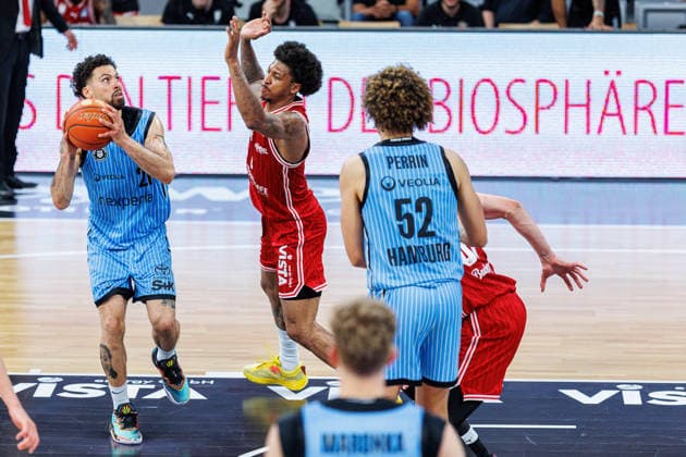 Devon Daniels IV Hamburg Towers, 21 , Demarcus Demonia BMA365 Bamberg Baskets, 08 , Zacharie Perrin Hamburg Towers, 52 , BMA365 Bamberg Baskets vs Veolia Towers Hamburg, Basketball, easyCredit BBL, Matchday 32, 03 05 2026 BMA365 Bamberg Baskets vs Veolia Towers Hamburg, Basketball, easyCredit BBL, Matchday 32, 03 05 2026 Bamberg Copyright: xEibner-Pressefoto G.xSantemizx EP_EER