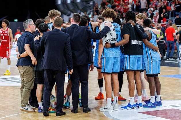 Team, squad, end of game, disappointed, disappointment, negative emotions, negative emotion, BMA365 Bamberg Baskets vs Veolia Towers Hamburg, Basketball, easyCredit BBL, Matchday 32, 03 05 2026 BMA365 Bamberg Baskets vs Veolia Towers Hamburg, Basketball, easyCredit BBL, Matchday 32, 03 05 2026 Bamberg Copyright: xEibner-Pressefoto G.xSantemizx EP_EER