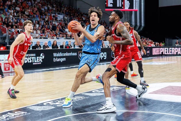 Benedikt Turudic Hamburg Towers, 44 , Ejiofor Onu BMA365 Bamberg Baskets, 35 , BMA365 Bamberg Baskets vs Veolia Towers Hamburg, Basketball, easyCredit BBL, Matchday 32, 03 05 2026 BMA365 Bamberg Baskets vs Veolia Towers Hamburg, Basketball, easyCredit BBL, Matchday 32, 03 05 2026 Bamberg Copyright: xEibner-Pressefoto G.xSantemizx EP_EER