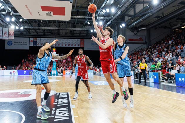 Martin Breunig Hamburg Towers, 13 , Zachary Ensminger BMA365 Bamberg Baskets, 01 , BMA365 Bamberg Baskets vs Veolia Towers Hamburg, Basketball, easyCredit BBL, Matchday 32, 03 05 2026 BMA365 Bamberg Baskets vs Veolia Towers Hamburg, Basketball, easyCredit BBL, Matchday 32, 03 05 2026 Bamberg Copyright: xEibner-Pressefoto G.xSantemizx EP_EER