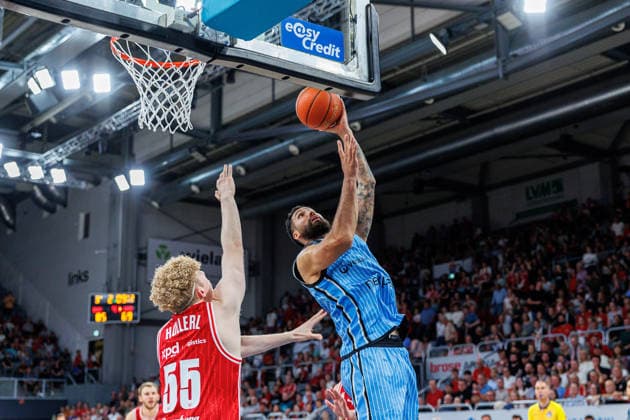 Nico Hoellerl BMA365 Bamberg Baskets, 55 , Jayden Estrus Jr Fatnassi Hamburg Towers, 12 , BMA365 Bamberg Baskets vs Veolia Towers Hamburg, Basketball, easyCredit BBL, Matchday 32, 03 05 2026 BMA365 Bamberg Baskets vs Veolia Towers Hamburg, Basketball, easyCredit BBL, Matchday 32, 03 05 2026 Bamberg Copyright: xEibner-Pressefoto G.xSantemizx EP_EER