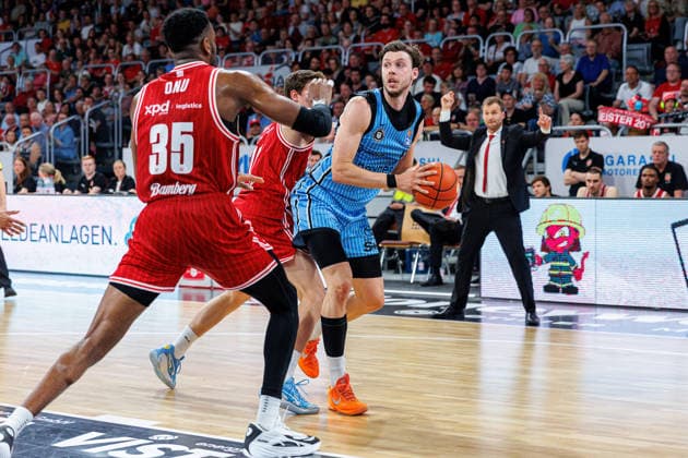 Ejiofor Onu BMA365 Bamberg Baskets, 35 , Niklas Wimberg Hamburg Towers, 17 , BMA365 Bamberg Baskets vs Veolia Towers Hamburg, Basketball, easyCredit BBL, Matchday 32, 03 05 2026 BMA365 Bamberg Baskets vs Veolia Towers Hamburg, Basketball, easyCredit BBL, Matchday 32, 03 05 2026 Bamberg Copyright: xEibner-Pressefoto G.xSantemizx EP_EER