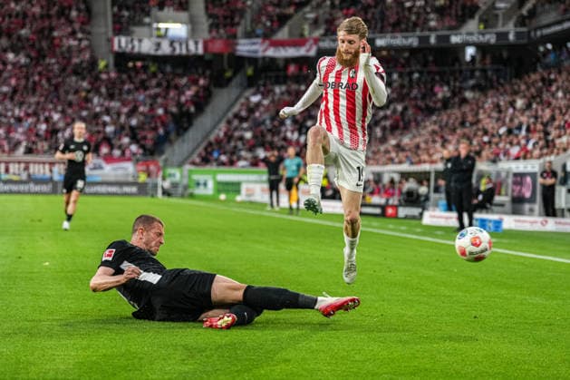 1. Bundesliga: SC Freiburg vs VfL Wolfsburg, 03.05.2026 Denis Vavro (VfL Wolfsburg, 3) der mit einer Grätsche vor Jan-Niklas Beste (SC Freiburg, 19) an den Ball kommt 1. Bundesliga: SC Freiburg vs VfL Wolfsburg, Europa-Park-Stadion, 03.05.2026 DFB DFL REGULATIONS PROHIBIT ANY USE OF PHOTOGRAPHS AS IMAGE SEQUENCES AND OR QUASI-VIDEO. *** 1 Bundesliga SC Freiburg vs VfL Wolfsburg, 03 05 2026 Denis Vavro VfL Wolfsburg, 3 who gets to the ball with a sliding tackle in front of Jan Niklas Beste SC Freiburg, 19 1 Bundesliga SC Freiburg vs VfL Wolfsburg, Europa Park Stadion, 03 05 2026 DFB DFL REGULATIONS PROHIBIT ANY USE OF PHOTOGRAPHS AS IMAGE SEQUENCES AND OR QUASI VIDEO Copyright: xBEAUTIFULxSPORTS Boscox