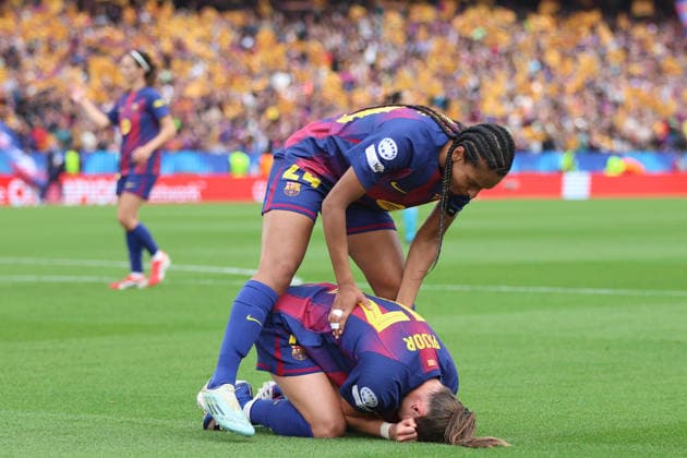 BARCELONA, SPAIN, MAY 3: Ewa Pajor (17 FC Barcelona, Barca celebrates the win by kneeling on the floor as Esmee Brugts (24 FC Barcelona) gets her up during the UEFA Womens Champions League match between FC Barcelona and Bayern Munich at Spotify Camp Nou on May 3rd, 2026 in Barcelona, Spain (Photo by Alexander Canillas Sports Press Photo)  Copyright: xAlexanderxCanillas SPPx Sportspressphoto_SPR141164