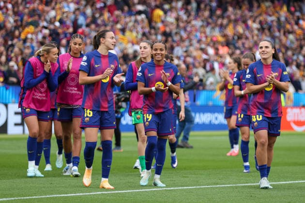 BARCELONA, SPAIN, MAY 3: Clara Serrajordi (16 FC Barcelona, Barca , Vicky Lopez (19 FC Barcelona) and Adriana Ranera applauds the fansduring the UEFA Womens Champions League match between FC Barcelona and Bayern Munich at Spotify Camp Nou on May 3rd, 2026 in Barcelona, Spain (Photo by Alexander Canillas Sports Press Photo)  Copyright: xAlexanderxCanillas SPPx Sportspressphoto_SPR141167