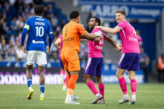 FOOTBALL : Racing de Strasbourg vs Toulouse FC - ligue 1 - Strasbourg - 03 05 2026 Joie des joueurs de l equipe de Toulouse FC Charlie Cresswell 4 (Toulouse FC) apres le but de Dayann Methalie 24 (Toulouse FC)  Copyright: xelyxandroxcegarrax
