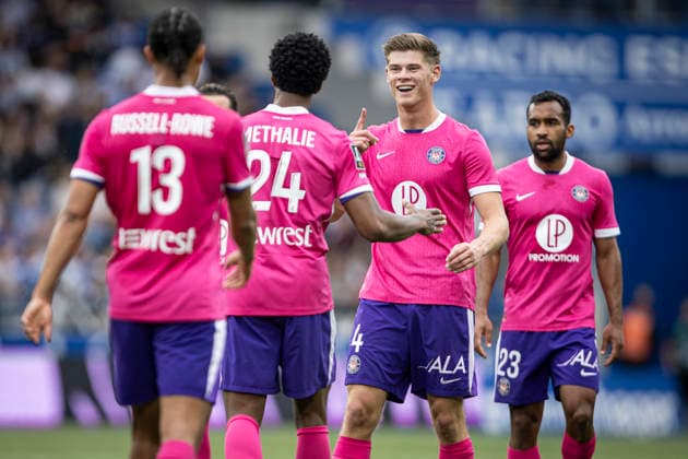 FOOTBALL : Racing de Strasbourg vs Toulouse FC - ligue 1 - Strasbourg - 03 05 2026 Joie des joueurs de l equipe de Toulouse FC Charlie Cresswell 4 (Toulouse FC) apres le but de Dayann Methalie 24 (Toulouse FC)  Copyright: xelyxandroxcegarrax