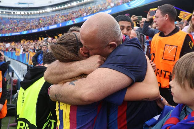 BARCELONA, SPAIN, MAY 3: Alexia Putellas (11 FC Barcelona, Barca hugs her uncle Ricard Segura during the UEFA Womens Champions League match between FC Barcelona and Bayern Munich at Spotify Camp Nou on May 3rd, 2026 in Barcelona, Spain (Photo by Alexander Canillas Sports Press Photo)  Copyright: xAlexanderxCanillas SPPx Sportspressphoto_SPR141178