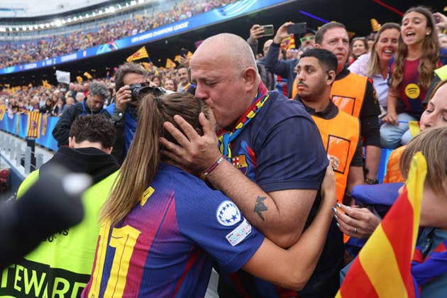 BARCELONA, SPAIN, MAY 3: Alexia Putellas (11 FC Barcelona, Barca hugs her uncle Ricard Segura during the UEFA Womens Champions League match between FC Barcelona and Bayern Munich at Spotify Camp Nou on May 3rd, 2026 in Barcelona, Spain (Photo by Alexander Canillas Sports Press Photo)  Copyright: xAlexanderxCanillas SPPx Sportspressphoto_SPR141181