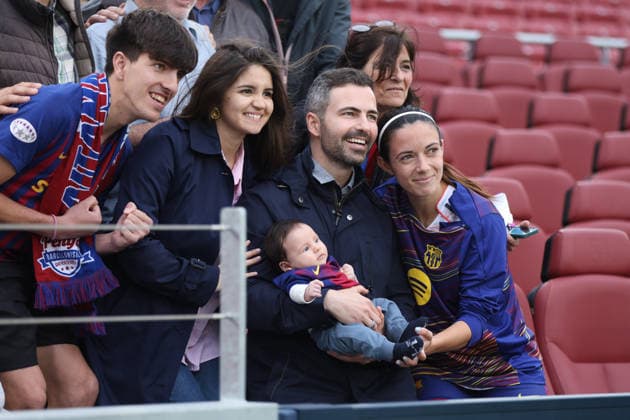 BARCELONA, SPAIN, MAY 3: Aitana Bonmati (14 FC Barcelona, Barca poses for a picture with her family during the UEFA Womens Champions League match between FC Barcelona and Bayern Munich at Spotify Camp Nou on May 3rd, 2026 in Barcelona, Spain (Photo by Alexander Canillas Sports Press Photo)  Copyright: xAlexanderxCanillas SPPx Sportspressphoto_SPR141187