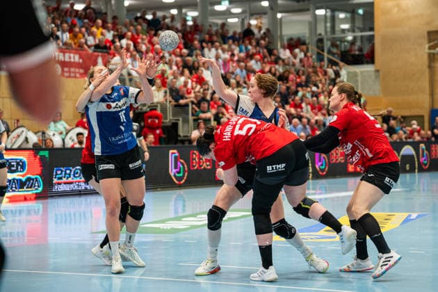 HSG Blomberg Lippe GER vs Thueringer HC GER , Handball, 1 Handball Bundesliga Women, Semifinal, Game 2, 3 5 2026, Season 2025 2026, Bad Langensalza Nieke Kuehne HSG Blomberg Lippe, 09 passes the ball to Maxi Muehlner HSG Blomberg Lippe, 10 Bad Langensalza Salza Halle Germany