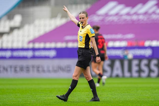 03 05 2026, xydrx, Women, Football, 1 Womens Bundesliga, SGS Essen Bayer 04 Leverkusen, Season 2025 2026, Stadion an der Hafenstraße Davina Lutz Referee DFB regulations prohibit any use of photographs as image sequences and or quasi video Copyright: HMBxMedia YannisxDreimann