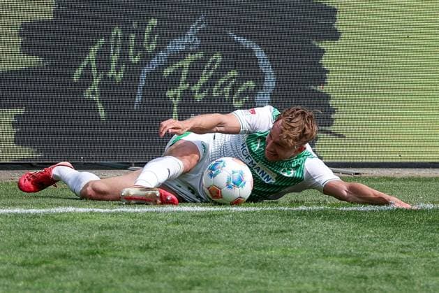 Jannik Dehm 23 Spvgg Greuther Fuerth tries in vain to reach a ball in front of the sideline by graetsche, SpVgg Greuther Fuerth vs 1 FC Nuernberg, Football, Men, 2 Bundesliga, DFL, Saison 2025 2026, 32 Spieltag, Rueckrunde, 03 05 2026 DFB regulations prohibit any use of photographs as image sequences and or quasi video Fuerth Bayern Germany Copyright: xkolbert-press MartinxAgüerax