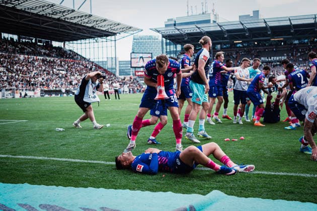 1. Bundesliga: FC St. Pauli vs. 1. FSV Mainz 05, 03.05.2026 Der 1. FSV Mainz 05 feiert den Klassenerhalt in Hamburg, hier schreit Silvan Widmer (1. FSV Mainz 05, 30) mit Megafon Nadiem Amiri (1. FSV Mainz 05, 10) an; Fußball, 1. Bundesliga, 32. Spieltag: FC St. Pauli vs. 1. FSV Mainz 05 am 03.05.2026 im Millerntor-Stadion, Hamburg DFL REGULATIONS PROHIBIT ANY USE OF PHOTOGRAPHS AS IMAGE SEQUENCES AND OR QUASI-VIDEO. *** 1 Bundesliga FC St Pauli vs 1 FSV Mainz 05, 03 05 2026 1 FSV Mainz 05 celebrates relegation in Hamburg, here Silvan Widmer 1 FSV Mainz 05, 30 shouts with megaphone Nadiem Amiri 1 FSV Mainz 05, 10 an Fußball, 1 Bundesliga, 32 Spieltag FC St Pauli vs 1 FSV Mainz 05 am 03 05 2026 im Millerntor Stadion, Hamburg DFL REGULATIONS PROHIBIT ANY USE OF PHOTOGRAPHS AS IMAGE SEQUENCES AND OR QUASI VIDEO Copyright: xBEAUTIFULxSPORTS Tonhäuserx