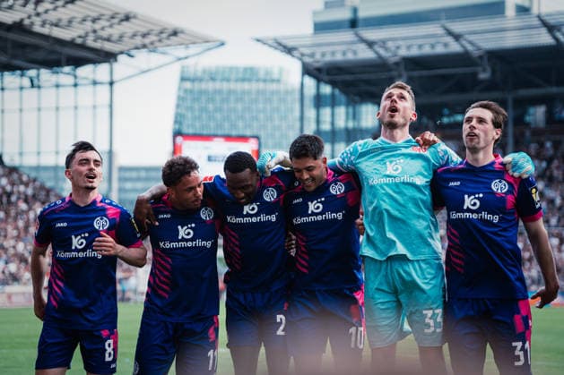 1. Bundesliga: FC St. Pauli vs. 1. FSV Mainz 05, 03.05.2026 Der 1. FSV Mainz 05 feiert den Klassenerhalt in Hamburg, hier Paul Nebel (1. FSV Mainz 05, 8), Armindo Sieb (1. FSV Mainz 05, 11), Phillipp Mwene (1. FSV Mainz 05, 2), Nadiem Amiri (1. FSV Mainz 05, 10), Daniel Batz (1. FSV Mainz 05, 33), Dominik Kohr (1. FSV Mainz 05, 31); Fußball, 1. Bundesliga, 32. Spieltag: FC St. Pauli vs. 1. FSV Mainz 05 am 03.05.2026 im Millerntor-Stadion, Hamburg DFL REGULATIONS PROHIBIT ANY USE OF PHOTOGRAPHS AS IMAGE SEQUENCES AND OR QUASI-VIDEO. *** 1 Bundesliga FC St Pauli vs 1 FSV Mainz 05, 03 05 2026 1 FSV Mainz 05 celebrates relegation in Hamburg, here Paul Nebel 1 FSV Mainz 05, 8 , Armindo Sieb 1 FSV Mainz 05, 11 , Phillipp Mwene 1 FSV Mainz 05, 2 , Nadiem Amiri 1 FSV Mainz 05, 10 , Daniel Batz 1 FSV Mainz 05, 33 , Dominik Kohr 1 FSV Mainz 05, 31 Football, 1 Bundesliga, 32 Matchday FC St Pauli vs 1 FSV Mainz 05 on 03 05 2026 at Millerntor Stadion, Hamburg DFL REGULATIONS PROHIBIT ANY USE OF PHOTOGRAPHS AS IMAGE SEQUENCES AND OR QUASI VIDEO Copyright: xBEAUTIFULxSPORTS Tonhäuserx