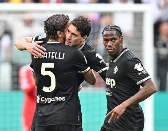 Foto IPP Massimo Rana Torino 03 05 2026 Calcio Campionato di Serie A 2025 2026 Juventus-Hellas Verona 1-1 nella foto l esultanza di Manuel Locatelli con Dusan Vlahovic dopo il suo gol vicino a loro Jonathan David Italy Photo Press Worldwide Copyright italy ITALY  Copyright: xR4924_italyphotopressx
