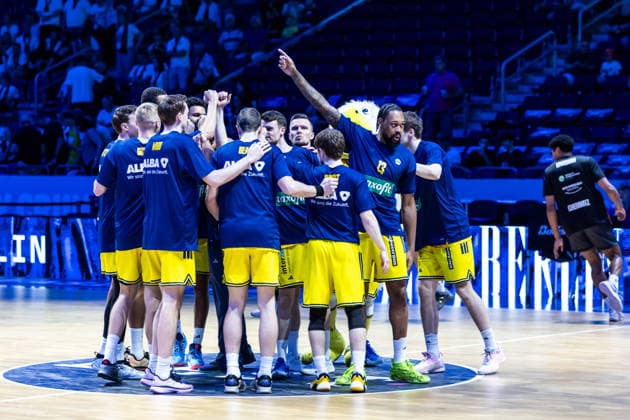 GER, easy Credit Basketball Bundesliga, ALBA Berlin Niners Chemnitz 03 05 2026, Uber Arena, Berlin, GER, easy Credit Basketball Bundesliga, ALBA Berlin Niners Chemnitz Shoulder to shoulder of ALBA Berlin Photo Alexander Trienitz Berlin Uber Arena Berlin Germany