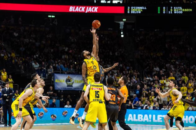 GER, easy Credit Basketball Bundesliga, ALBA Berlin Niners Chemnitz 03 05 2026, Uber Arena, Berlin, GER, easy Credit Basketball Bundesliga, ALBA Berlin Niners Chemnitz Tipp off, Norris Agbakoko ALBA Berlin 17 , Kevin Yebo Niners Chemnitz, 0 Photo Alexander Trienitz Berlin Uber Arena Berlin Germany