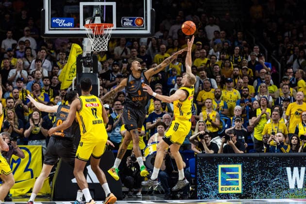 GER, easy Credit Basketball Bundesliga, ALBA Berlin Niners Chemnitz 03 05 2026, Uber Arena, Berlin, GER, easy Credit Basketball Bundesliga, ALBA Berlin Niners Chemnitz Sam Griesel ALBA Berlin 5 , Kevin Yebo Niners Chemnitz, 0 Photo Alexander Trienitz Berlin Uber Arena Berlin Germany
