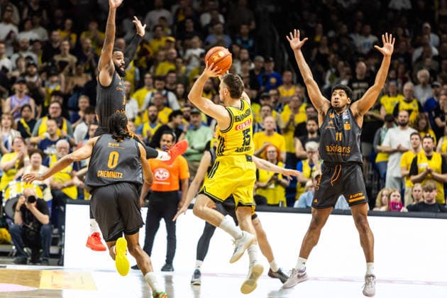 GER, easy Credit Basketball Bundesliga, ALBA Berlin Niners Chemnitz 03 05 2026, Uber Arena, Berlin, GER, easy Credit Basketball Bundesliga, ALBA Berlin Niners Chemnitz Martin Hermannsson ALBA Berlin 15 Foto Alexander Trienitz Berlin Uber Arena Berlin Germany