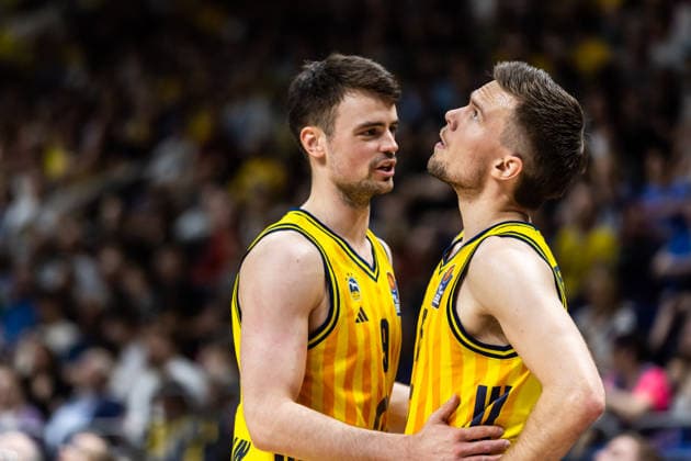 GER, easy Credit Basketball Bundesliga, ALBA Berlin Niners Chemnitz 03 05 2026, Uber Arena, Berlin, GER, easy Credit Basketball Bundesliga, ALBA Berlin Niners Chemnitz Jonas Mattisseck ALBA Berlin 9 talks to Martin Hermannsson ALBA Berlin 15 Photo Alexander Trienitz Berlin Uber Arena Berlin Germany