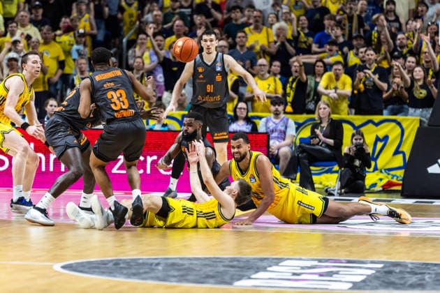 GER, easy Credit Basketball Bundesliga, ALBA Berlin Niners Chemnitz 03 05 2026, Uber Arena, Berlin, GER, easy Credit Basketball Bundesliga, ALBA Berlin Niners Chemnitz Martin Hermannsson ALBA Berlin 15 , Norris Agbakoko ALBA Berlin 17 fighting for the ball against Eric Washington Niners Chemnitz, 33 , Corey Davis Jr Niners Chemnitz, 5 Photo Alexander Trienitz Berlin Uber Arena Berlin Germany