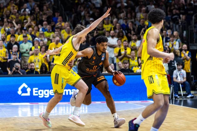GER, easy Credit Basketball Bundesliga, ALBA Berlin Niners Chemnitz 03 05 2026, Uber Arena, Berlin, GER, easy Credit Basketball Bundesliga, ALBA Berlin Niners Chemnitz Kostja Mushidi Niners Chemnitz, 11 , Malte Delow ALBA Berlin 6 Foto Alexander Trienitz Berlin Uber Arena Berlin Germany