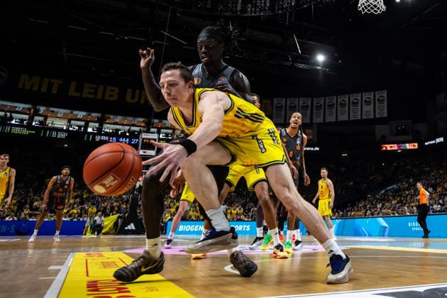 GER, easy Credit Basketball Bundesliga, ALBA Berlin Niners Chemnitz 03 05 2026, Uber Arena, Berlin, GER, easy Credit Basketball Bundesliga, ALBA Berlin Niners Chemnitz Justin Bean ALBA Berlin 34 , Aher Uguak Niners Chemnitz, 1 Foto Alexander Trienitz Berlin Uber Arena Berlin Germany