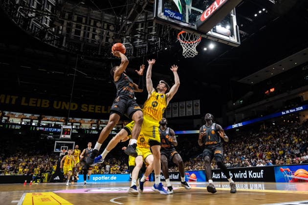 GER, easy Credit Basketball Bundesliga, ALBA Berlin Niners Chemnitz 03 05 2026, Uber Arena, Berlin, GER, easy Credit Basketball Bundesliga, ALBA Berlin Niners Chemnitz Eric Washington Niners Chemnitz, 33 , Jonas Mattisseck ALBA Berlin 9 Foto Alexander Trienitz Berlin Uber Arena Berlin Germany