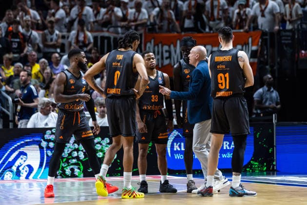 GER, easy Credit Basketball Bundesliga, ALBA Berlin Niners Chemnitz 03 05 2026, Uber Arena, Berlin, GER, easy Credit Basketball Bundesliga, ALBA Berlin Niners Chemnitz Rodrigo Pastore Head Coach , Niners Chemnitz talks to his players Photo Alexander Trienitz Berlin Uber Arena Berlin Germany