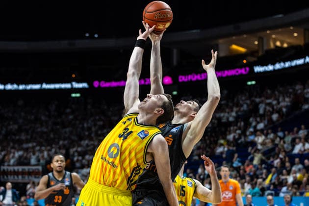 GER, easy Credit Basketball Bundesliga, ALBA Berlin Niners Chemnitz 03 05 2026, Uber Arena, Berlin, GER, easy Credit Basketball Bundesliga, ALBA Berlin Niners Chemnitz Justin Bean ALBA Berlin 34 , Yordan Minchev Niners Chemnitz, 91 Photo Alexander Trienitz Berlin Uber Arena Berlin Germany