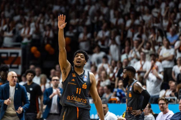 GER, easy Credit Basketball Bundesliga, ALBA Berlin Niners Chemnitz 03 05 2026, Uber Arena, Berlin, GER, easy Credit Basketball Bundesliga, ALBA Berlin Niners Chemnitz Kostja Mushidi Niners Chemnitz, 11 gives hand signal Photo Alexander Trienitz Berlin Uber Arena Berlin Germany