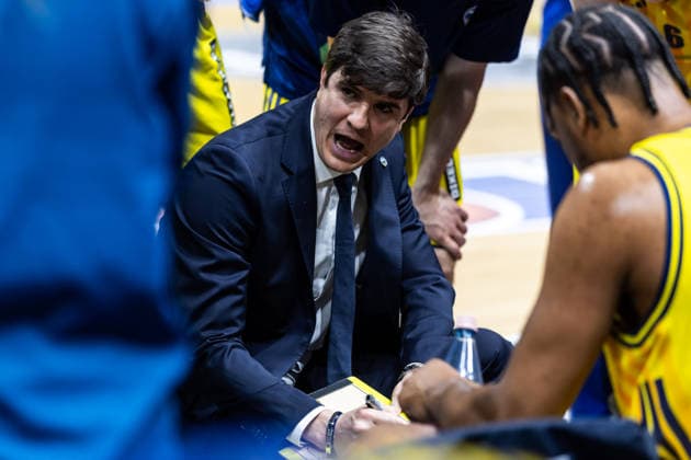 GER, easy Credit Basketball Bundesliga, ALBA Berlin Niners Chemnitz 03 05 2026, Uber Arena, Berlin, GER, easy Credit Basketball Bundesliga, ALBA Berlin Niners Chemnitz Pedro Calles Head Coach , ALBA Berlin talks to his players Photo Alexander Trienitz Berlin Uber Arena Berlin Germany