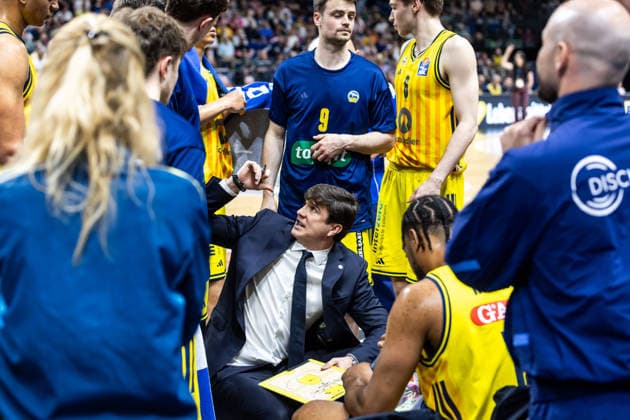GER, easy Credit Basketball Bundesliga, ALBA Berlin Niners Chemnitz 03 05 2026, Uber Arena, Berlin, GER, easy Credit Basketball Bundesliga, ALBA Berlin Niners Chemnitz Pedro Calles Head Coach , ALBA Berlin talks to his players Photo Alexander Trienitz Berlin Uber Arena Berlin Germany