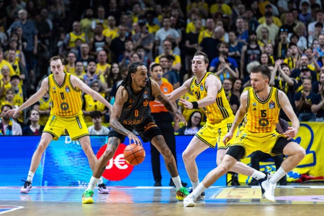 GER, easy Credit Basketball Bundesliga, ALBA Berlin Niners Chemnitz 03 05 2026, Uber Arena, Berlin, GER, easy Credit Basketball Bundesliga, ALBA Berlin Niners Chemnitz Kevin Yebo Niners Chemnitz, 0 , Martin Hermannsson ALBA Berlin 15 , Justin Bean ALBA Berlin 34 Foto Alexander Trienitz Berlin Uber Arena Berlin Germany