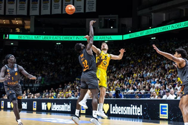 GER, easy Credit Basketball Bundesliga, ALBA Berlin Niners Chemnitz 03 05 2026, Uber Arena, Berlin, GER, easy Credit Basketball Bundesliga, ALBA Berlin Niners Chemnitz Martin Hermannsson ALBA Berlin 15 , Amadou Sow Niners Chemnitz, 12 Foto Alexander Trienitz Berlin Uber Arena Berlin Germany