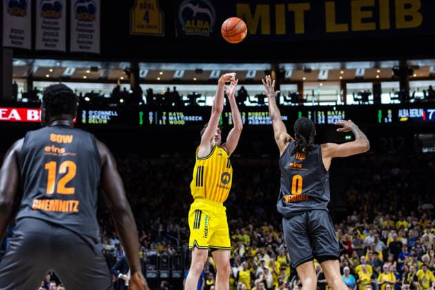 GER, easy Credit Basketball Bundesliga, ALBA Berlin Niners Chemnitz 03 05 2026, Uber Arena, Berlin, GER, easy Credit Basketball Bundesliga, ALBA Berlin Niners Chemnitz Moses Wood ALBA Berlin 11 , Kevin Yebo Niners Chemnitz, 0 Photo Alexander Trienitz Berlin Uber Arena Berlin Germany