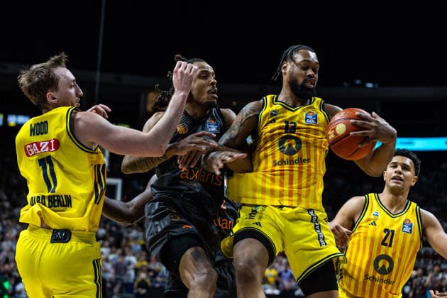 GER, easy Credit Basketball Bundesliga, ALBA Berlin Niners Chemnitz 03 05 2026, Uber Arena, Berlin, GER, easy Credit Basketball Bundesliga, ALBA Berlin Niners Chemnitz J wan Roberts ALBA Berlin 13 , Kevin Yebo Niners Chemnitz, 0 Photo Alexander Trienitz Berlin Uber Arena Berlin Germany