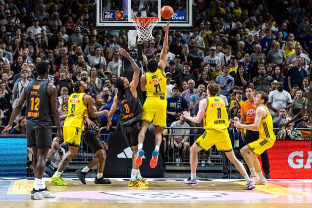 GER, easy Credit Basketball Bundesliga, ALBA Berlin Niners Chemnitz 03 05 2026, Uber Arena, Berlin, GER, easy Credit Basketball Bundesliga, ALBA Berlin Niners Chemnitz Michael Rataj ALBA Berlin 21 , Kevin Yebo Niners Chemnitz, 0 Photo Alexander Trienitz Berlin Uber Arena Berlin Germany