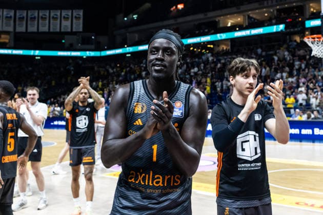 GER, easy Credit Basketball Bundesliga, ALBA Berlin Niners Chemnitz 03 05 2026, Uber Arena, Berlin, GER, easy Credit Basketball Bundesliga, ALBA Berlin Niners Chemnitz Aher Uguak Niners Chemnitz, 1 thanks the fans Photo Alexander Trienitz Berlin Uber Arena Berlin Germany