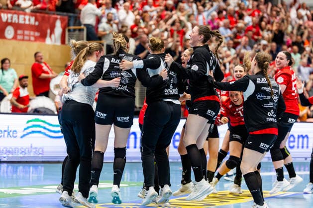 03 05 2026, GER, Handball, Women, Season 2025 2026, Alsco 1 Bl, PlayOff semi-final game 2, Thueringer HC HSG Blomberg Lippe Thueringer HC wins the home game of the PlayOff semi-final series against HSG Blomberg Lippe The score after games 1 1 With in the picture Kim Ott Thueringer HC,25 celebrating with the team 99947 Bad Langensalza Salza Halle Sporthalle Mehrz Thüringen Germany